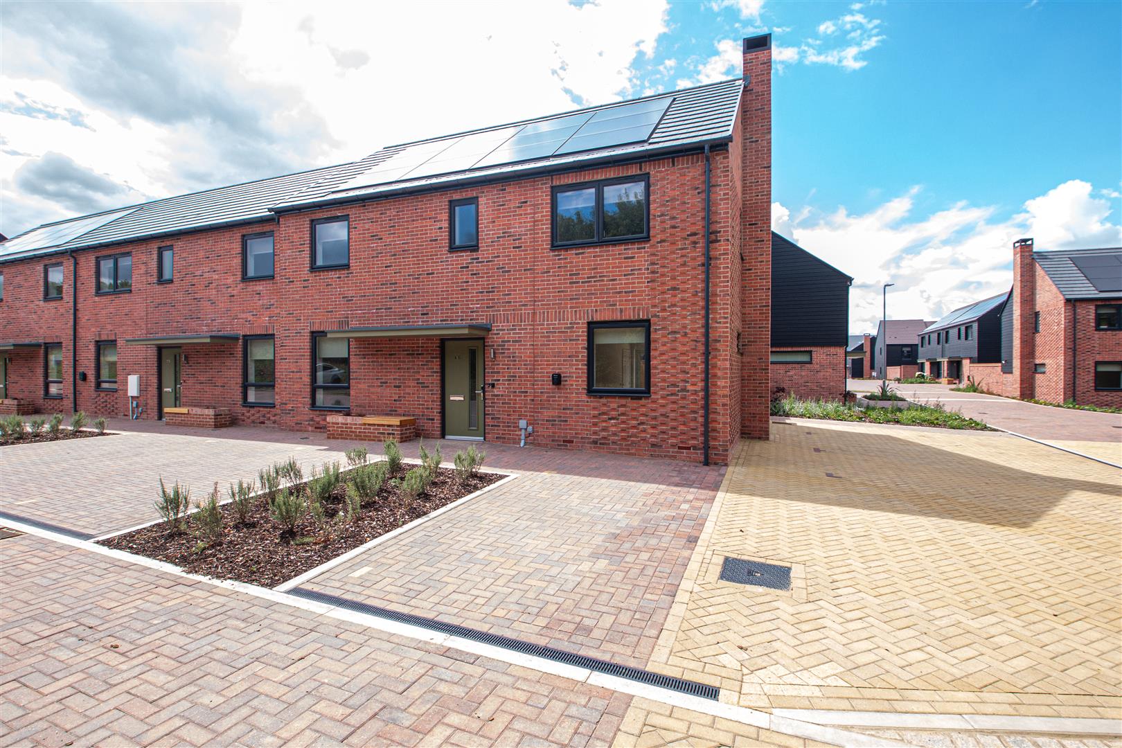 3 bed property in Eredine Crescent, Milton Keynes